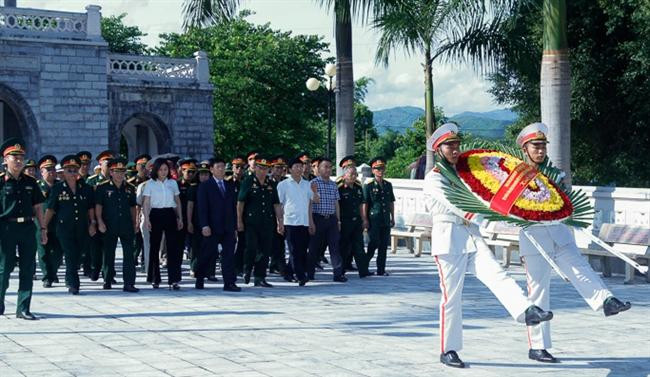 Chương trình “Khúc quân hành” lần thứ V - 2019: Xúc động lễ dâng hương các Anh hùng liệt sĩ tại Điện Biên