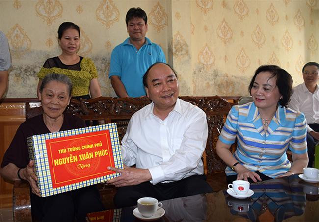 Thủ tướng Chính phủ Nguyễn Xuân Phúc thăm, tặng quà gia đình chính sách tại tỉnh Yên Bái