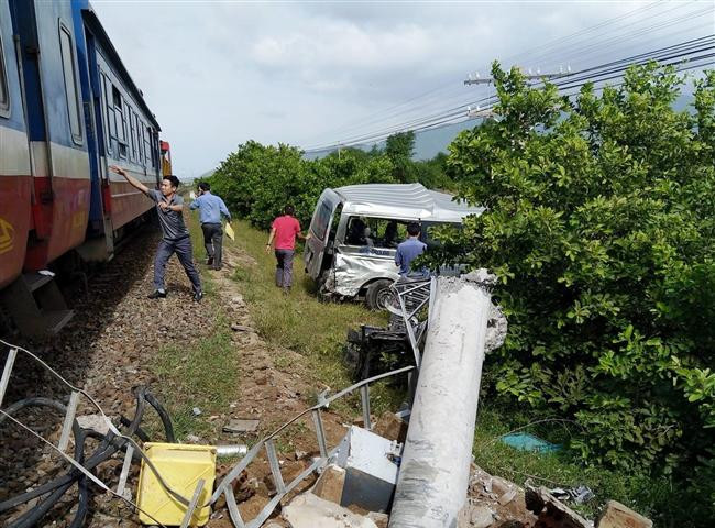 Ô tô 16 chỗ va chạm tàu hỏa ở Bình Thuận, 3 người tử vong