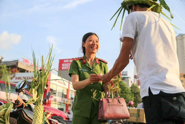 "Hô biến" lá dừa nước miền Tây thành giỏ hoa, con vật ở Hà Nội, kiếm tiền triệu mỗi ngày