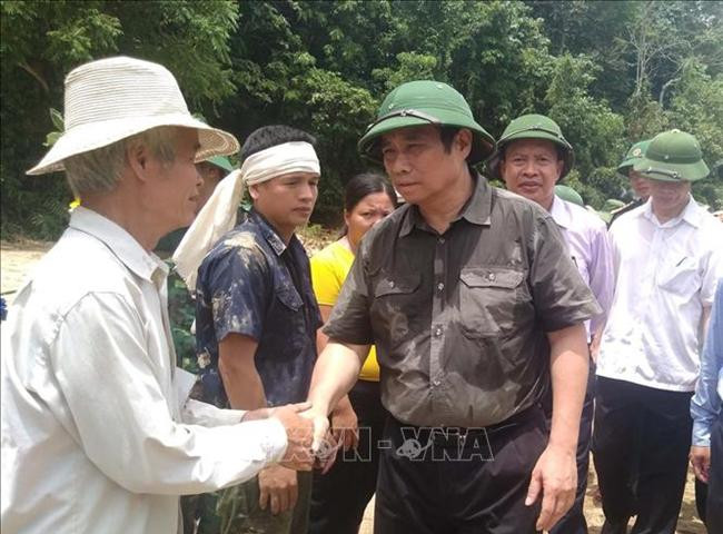 Đồng chí Phạm Minh Chính thăm hỏi, động viên người dân bản Sa Ná bị thiệt hại do lũ lụt