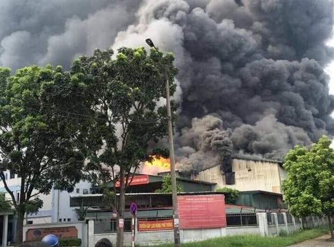 Cháy lớn tại nhà xưởng công ty nhựa trong Khu công nghiệp Sài Đồng B