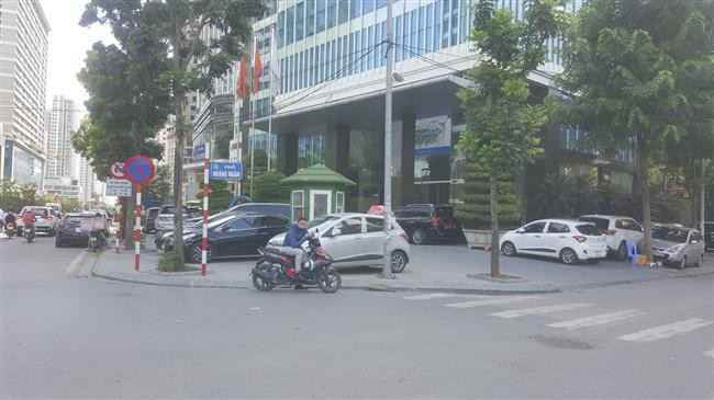 Hà Nội: Hình ảnh không đẹp nạn lấn chiếm vỉa hè  trên đường Lê Văn Lương, Hoàng Đạo Thúy