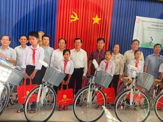 Nguyên Chủ tịch nước Trương Tấn Sang trao quà cho học sinh nghèo vượt khó