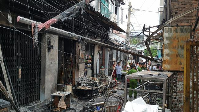Bình gas rơi ra đường phát nổ, 7 căn nhà trong chợ cháy rụi
