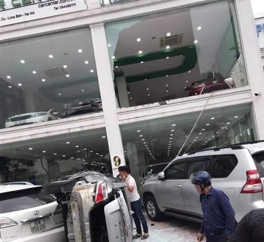 Xế hộp lao từ tầng 2 showroom đè bẹp xe tiền tỷ dưới vỉa hè