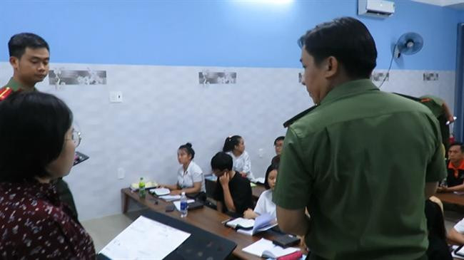 Bắt quả tang một trung tâm ngoại ngữ truyền đạo trái phép ở Đà Nẵng