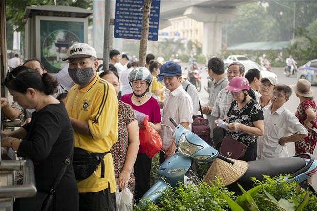 Người dân Hà Nội “rồng rắn” xếp hàng chờ đăng ký đi xe buýt