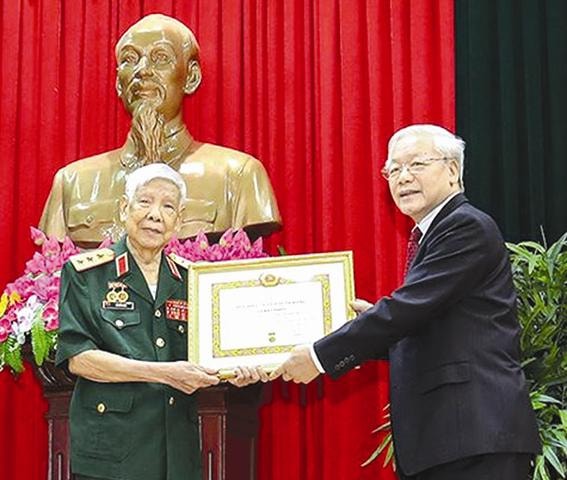 Nguyên Tổng Bí thư Lê Khả Phiêu nhận huy hiệu 70 năm tuổi Đảng
