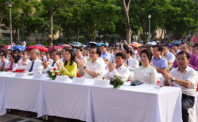 Bí thư Thành ủy Hà Nội Hoàng Trung Hải đánh trống khai giảng năm học mới