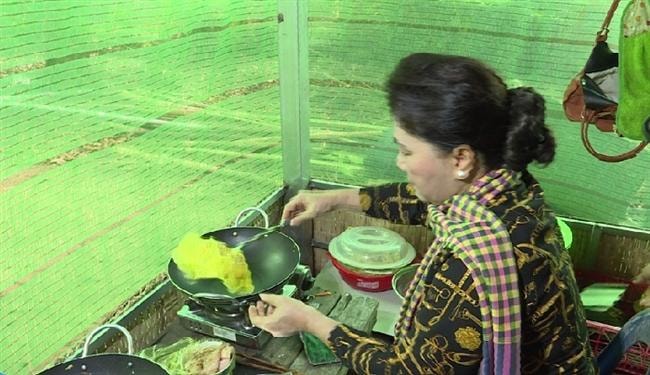 Chủ tịch QH Nguyễn Thị Kim Ngân đổ bánh xèo đãi bà con Đồng Tháp