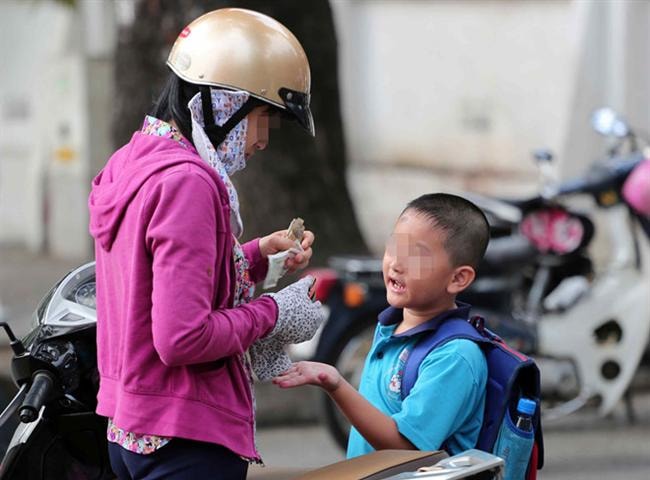 Cho con mang tiền đi học: Lợi bất cập hại