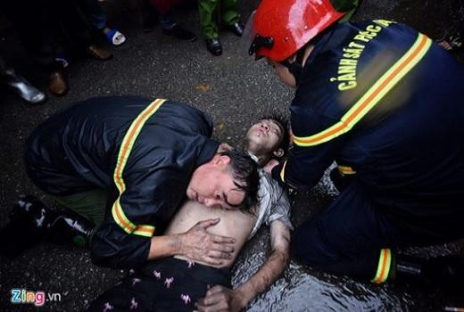 Cảnh sát PCCC cứu thoát một người bị nạn trong vụ cháy ở phố Núi Trúc 10/09/2019 4:24:04 CH