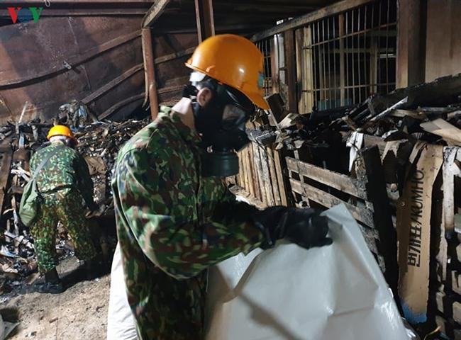Tẩy độc tại Công ty Rạng Đông: Rùng mình hình ảnh trong nhà kho bị cháy
