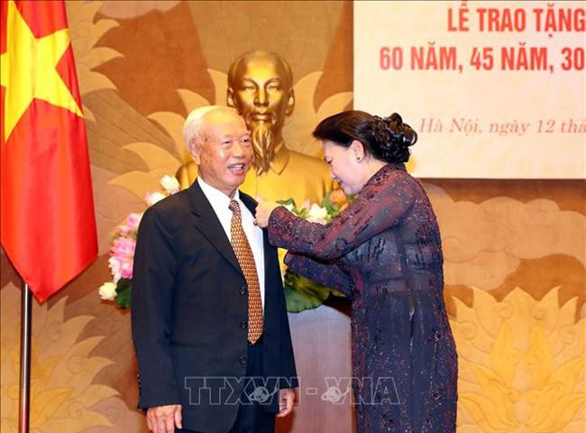 Chủ tịch Quốc hội dự lễ trao Huy hiệu Đảng tại Đảng bộ cơ quan Văn phòng Quốc hội
