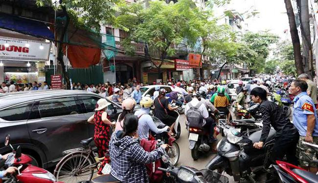 Hà Nội: Chen nhau xếp hàng mua bánh Trung thu khiến phố Thụy Khuê ùn tắc nghiêm trọng