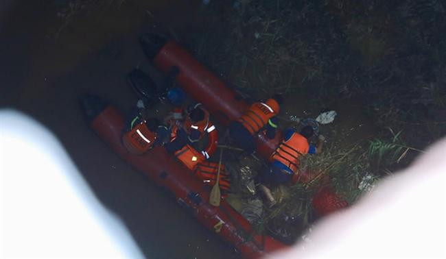 Tìm thấy thi thể nạn nhân bị xe container đâm rơi từ cầu Thanh Trì