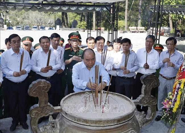 Thủ tướng Nguyễn Xuân Phúc dâng hương tưởng nhớ các Anh hùng liệt sĩ tại Quảng Trị