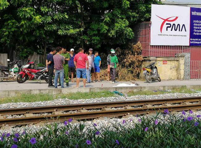 Băng qua đường sắt, nam thanh niên đi xe máy bị tàu tông chết ở Hà Nội