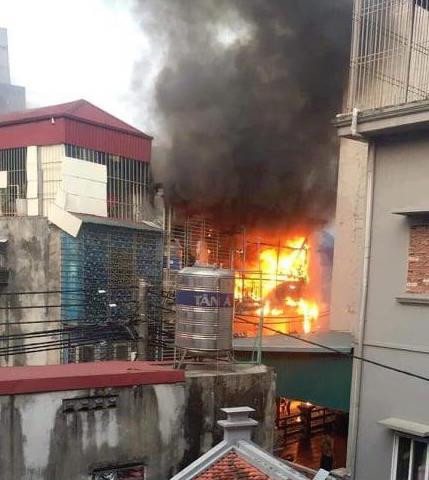 Cháy lớn tại nhà dân trên đường Trần Quốc Vượng
