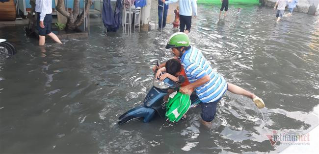 Triều cường vỡ bờ bao 30m, nước bủa vây khu dân cư ở Sài Gòn