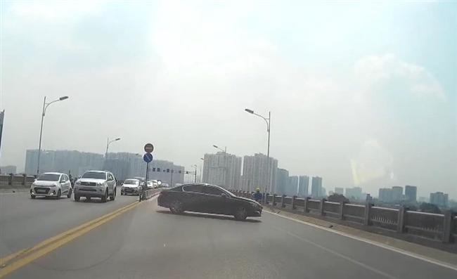 Hà Nội: Xử lý vi phạm hành chính nữ tài xế quay đầu ô tô trên cầu Vĩnh Tuy