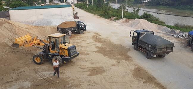 Nghệ An: Dân "tố" bãi tập kết VLXD chưa phép gây ô nhiễm môi trường và mất an toàn giao thông