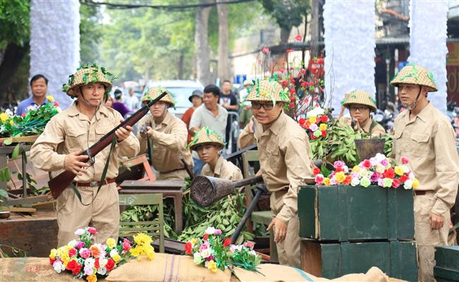 Phố Phùng Hưng rợp cờ hoa, tái hiện cảnh đoàn quân giải phóng Thủ đô