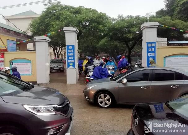 Sáng nay, nhiều trường ở Nghệ An cho học sinh nghỉ học vì mưa lớn