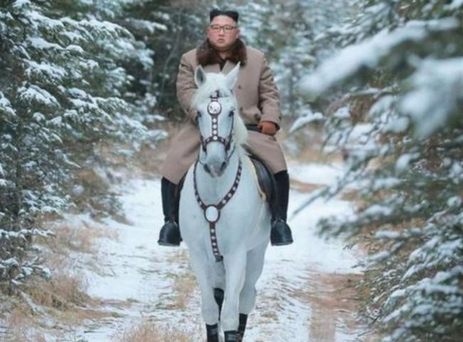 Ông Kim Jong-un cưỡi bạch mã trên núi tuyết tuyệt đẹp