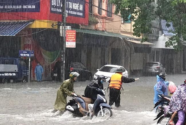 Thanh niên tình nguyện dầm mưa cứu trợ người dân tại rốn lũ chợ Vinh