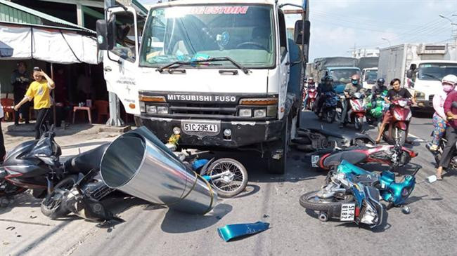 Ô tô tải tông 7 xe máy dừng đèn đỏ, 11 người bị thương