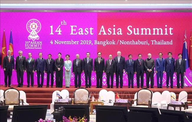 Thủ tướng dự phiên toàn thể Hội nghị Cấp cao Đông Á lần thứ 14