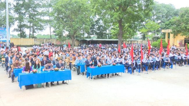 Trường THPT Minh Phú đón nhận Cờ Thi đua xuất sắc của UBND Thành phố Hà Nội