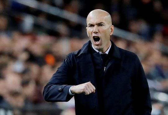 Thủ thành Courtois đánh đầu "kiến tạo" Benzema lập công giúp Real Madrid thoát thua