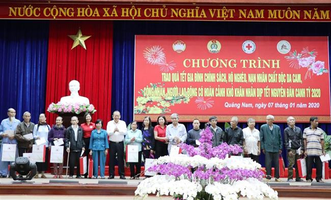 Phó Thủ tướng Thường trực Trương Hòa Bình thăm, tặng quà Tết tại Quảng Nam