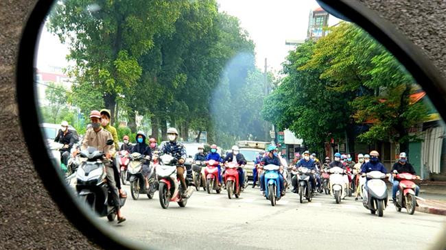 Xuất hiện tâm lý chủ quan, đường phố Hà Nội đông đúc khi đang thực hiện cách ly xã hội