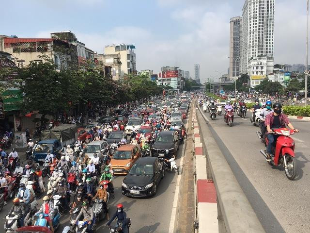 Đường phố Hà Nội lại chật như nêm sáng đầu tuần