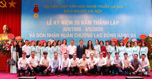 Chùm ảnh Lễ kỷ niệm 35 năm Ngày thành lập báo Người Hà Nội và đón nhận Huân chương Lao động hạng Ba