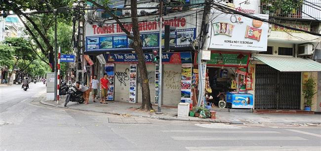 Phố cổ Hà Nội: Hàng loạt cửa hàng đóng cửa vì vắng khách