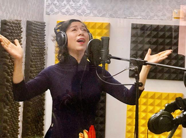 Ba nghệ sĩ người Hà Nội thể hiện ca khúc 'Trong mưa' hướng về miền Trung