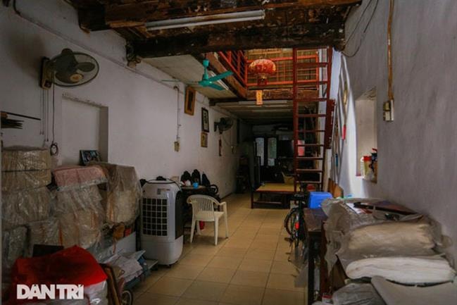 Căn nhà cổ trăm tuổi làm từ gỗ lim, có kiến trúc 'độc nhất' phố cổ Hà Nội