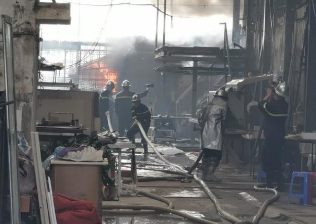 Hà Nội: Cháy lớn tại cửa hàng kinh doanh nội thất ở Dương Nội