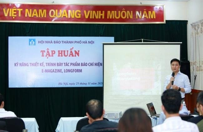 Hội Nhà báo TP.Hà Nội tập huấn 'Kỹ năng thiết kế, trình bày tác phẩm báo chí hiện đại E-Magazine, Longform' cho hội viên