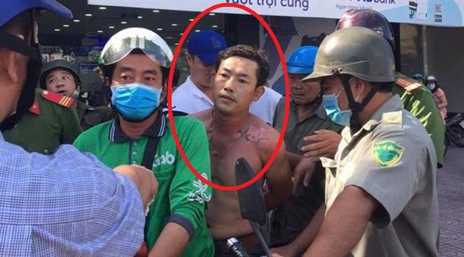 TP Hồ Chí Minh: Xông vào ngân hàng cướp không được, tẩm xăng vào người đốt