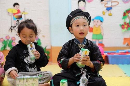 Vinamilk và Qũy sữa Vươn cao Việt Nam trao tặng 94.000 ly sữa cho trẻ em khó khăn Hà Giang