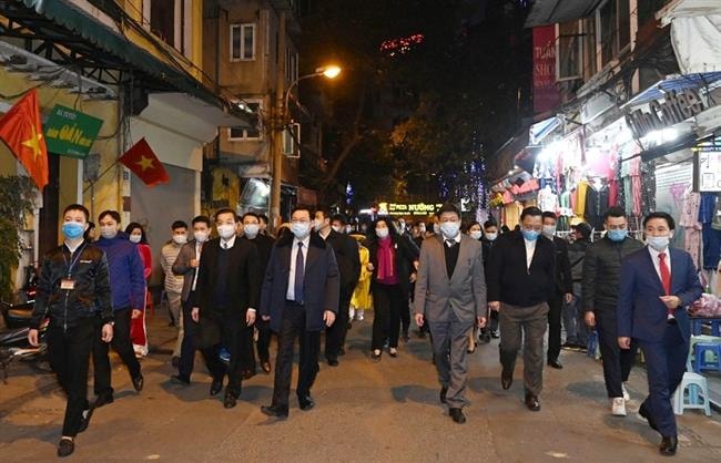 Người dân Hà Nội đổ ra đường đón chào năm mới 2021
