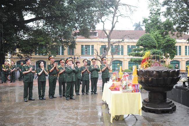 Công ty TNHH thương binh nặng Hòa Bình dâng hương tưởng niệm Vua Lý Thái Tổ