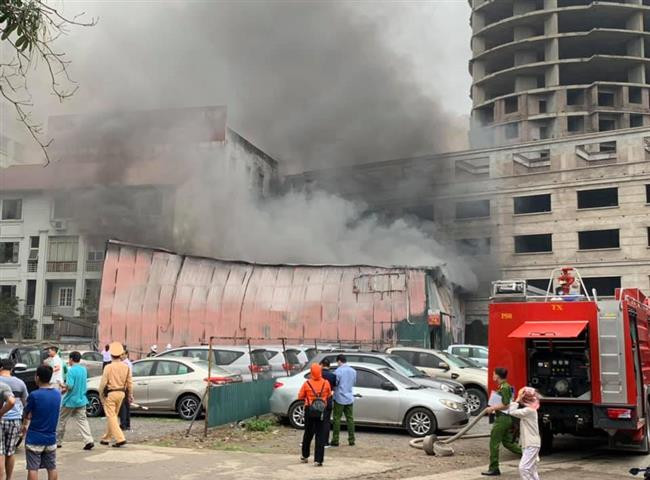 Cháy xưởng in trên phố Định Công