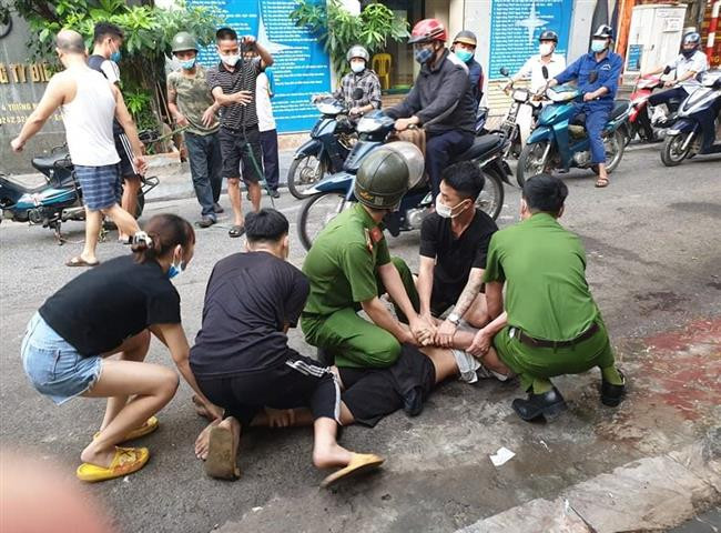 Khống chế đối tượng nghi ''ngáo đá'' chặn ô tô trấn tiền, tấn công cảnh sát ở Hà Đông